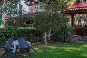 zwei Stühle im Hof eines Hauses in der Unterkunft BUTTERFLY BOUTIQUE HOTEL AĞVA in Sile