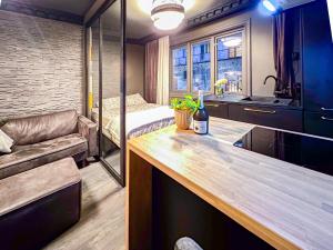 A kitchen or kitchenette at * FASHIONABlE * CENTRAl * KING BED * STYLISH *