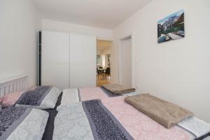 Un pat sau paturi într-o cameră la BÄRNAppartements