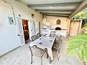 a table and chairs sitting on a patio at Villa Mathilde, deliziosa villetta con spiaggia inclusa in Numana