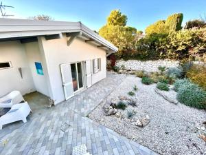 a backyard of a house with a patio at Villa Mathilde, deliziosa villetta con spiaggia inclusa in Numana