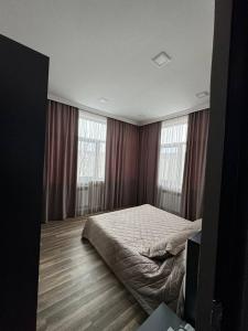 sypialnia z łóżkiem i 2 oknami w obiekcie Villa in Dzoraghbyur w Erywaniu