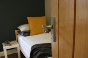 uma porta aberta com uma cama num quarto em Betula Chalet – coast & country in the Highlands em Nairn