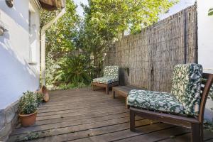 2 chaises et une table sur une terrasse en bois dans l'établissement Ca's Tauler, à Esporles