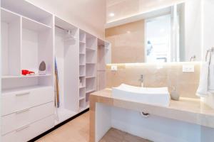 a white bathroom with a sink and a mirror at LOFT ULTRA Moderno y Minimalista con 2 Camas KING Size in Durango +28 photos