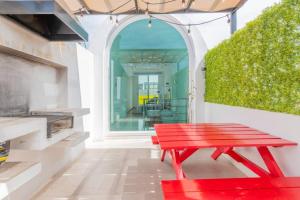 a red bench sitting in front of a building at LOFT ULTRA Moderno y Minimalista con 2 Camas KING Size in Durango