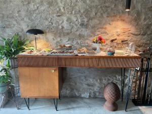 una mesa con comida junto a una pared en Bnb Verdeolivo, en Coriano