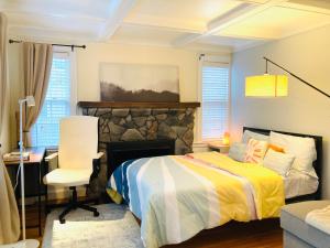 Private Bedroom with Furnished Everything in a House at Framingham center tesisinde bir odada yatak veya yataklar