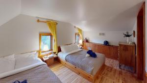 1 dormitorio con 2 camas y sofá en Auberge Spa & Beaux Reves en Sainte-Adèle
