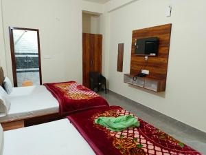 Postel nebo postele na pokoji v ubytování Shri Girraj Residency
