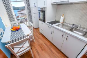 Kuchyň nebo kuchyňský kout v ubytování Apartments Vladimir
