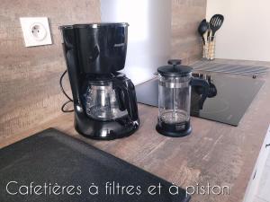 eine Kaffeemaschine auf einer Theke neben in der Unterkunft [Aucun supplément] L'Harmonie - 15 min de Beauval in Meusnes