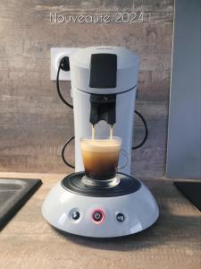 eine Kaffeemaschine auf einer Theke in der Unterkunft [Aucun supplément] L'Harmonie - 15 min de Beauval in Meusnes