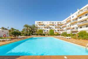 a large swimming pool in front of a building at Luxury Loft en Maspalomas con Terraza y Piscina in Maspalomas