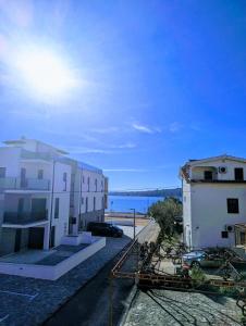 - une vue sur deux bâtiments et une étendue d'eau dans l'établissement Apartments Magnolija 50m from beach, à Srima