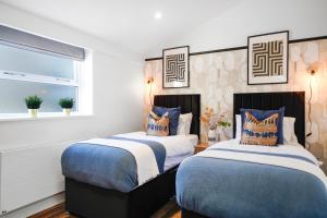 - une chambre avec 2 lits et une fenêtre dans l'établissement Stunning Abode in London - Private Garden, à Londres