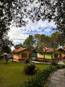 une maison dans un parc planté d'arbres et d'herbe dans l'établissement HUERTA REAL MAZAMITLA, à Mazamitla