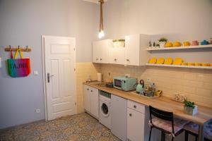 a kitchen with a counter top and a microwave at Apartament u Olechny 4 in Bydgoszcz