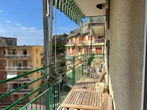 balkon z ławką i niektóre budynki w obiekcie Silvia House Sea View w mieście Levanto