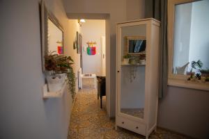 a hallway with a mirror and a medicine cabinet at Apartament u Olechny 4 in Bydgoszcz