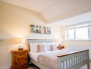 Llit o llits en una habitació de Newly refurbished apartment in city centre