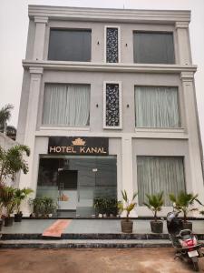 een hotel karnivals gebouw met planten ervoor bij HOTEL KANAL in Kota