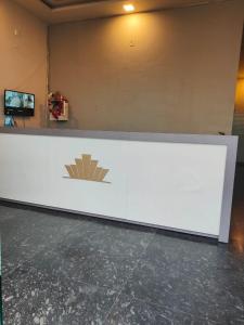 een wit aanrecht met een logo in een kamer bij HOTEL KANAL in Kota
