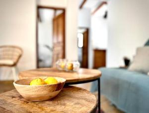 - un bol de pommes assis sur une table dans le salon dans l'établissement Charmantes Apartment Mariposa, à Ríogordo