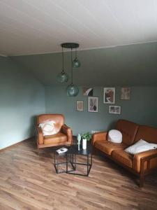 uma sala de estar com dois sofás e uma mesa em Wohnung mit Blick aufs Blockland em Osterholz-Scharmbeck