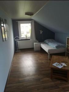 sypialnia z łóżkiem, stołem i oknem w obiekcie Wohnung mit Blick aufs Blockland w mieście Osterholz-Scharmbeck