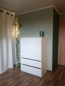 um quarto com uma cómoda e um candeeiro em Wohnung mit Blick aufs Blockland em Osterholz-Scharmbeck