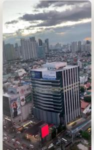 vistas a un gran edificio de una ciudad en 2BR Top Floor spacious unit in Mandaluyong en Manila