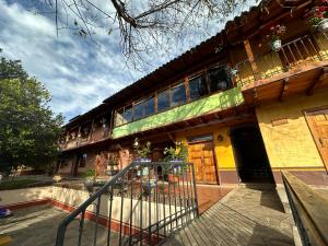 un bâtiment avec une clôture devant lui dans l'établissement HUERTA REAL MAZAMITLA, à Mazamitla