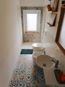 uma casa de banho com um lavatório e um WC em Bricco Nebbiolo em Neviglie