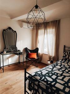 um quarto com uma cama, um espelho e uma cadeira em Bricco Nebbiolo em Neviglie