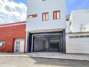 budynek z dużymi drzwiami garażowymi na boku w obiekcie Elegante Condo CentroHistórico con Cochera w mieście Durango