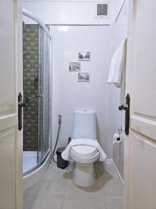 uma casa de banho branca com um WC e um chuveiro em W home The Thai-style tranquil and cozy villa em Bangkok