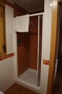 una ducha con puerta de cristal en un baño en Fleur de Lis apartament, en Huéscar 25 fotos más