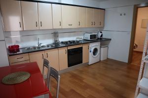 una cocina con fregadero y estufa horno superior en Fleur de Lis apartament, en Huéscar