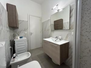 biała łazienka z umywalką i toaletą w obiekcie Silvia House Sea View w mieście Levanto