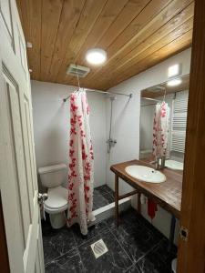 A bathroom at Casa tranquila amueblada