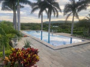Swimming pool sa o malapit sa Villa de lujo en Girardot