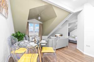 a living room with a table and chairs and a couch at Leicester Luxury Apartments - Church Gate in Leicester