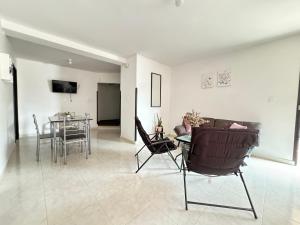 een woonkamer met een bank en een tafel bij Apartamento amoblado para familia y amigos in San Vicente de Chucurí