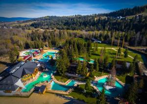 an aerial view of a water park with an amusement park at Kwatery u Malika-blisko do term Szaflary i Gorący Potok-rabaty in Szaflary