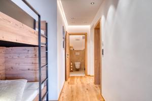 - une chambre avec des lits superposés et un couloir dans l'établissement INN Sun Apartment, à Innsbruck