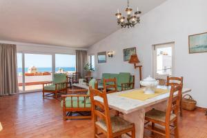 een eetkamer met een tafel en stoelen bij B72 - Casa da Calheta Apartment in Praia da Luz in Luz