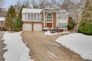 una casa in mattoni con neve sul vialetto di Owings Mills Apartment - 13 Mi to Maryland Zoo! a Owings Mills