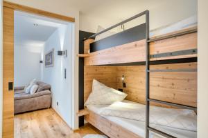 Ce lit superposé se trouve dans un dortoir doté d'un escalier. dans l'établissement INN Sun Apartment, à Innsbruck
