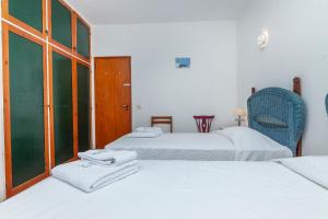 een kamer met 2 bedden en handdoeken erop bij B72 - Casa da Calheta Apartment in Praia da Luz in Luz